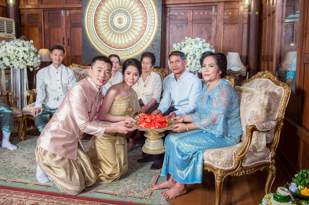 泰国婚礼新娘跪拜新郎图片